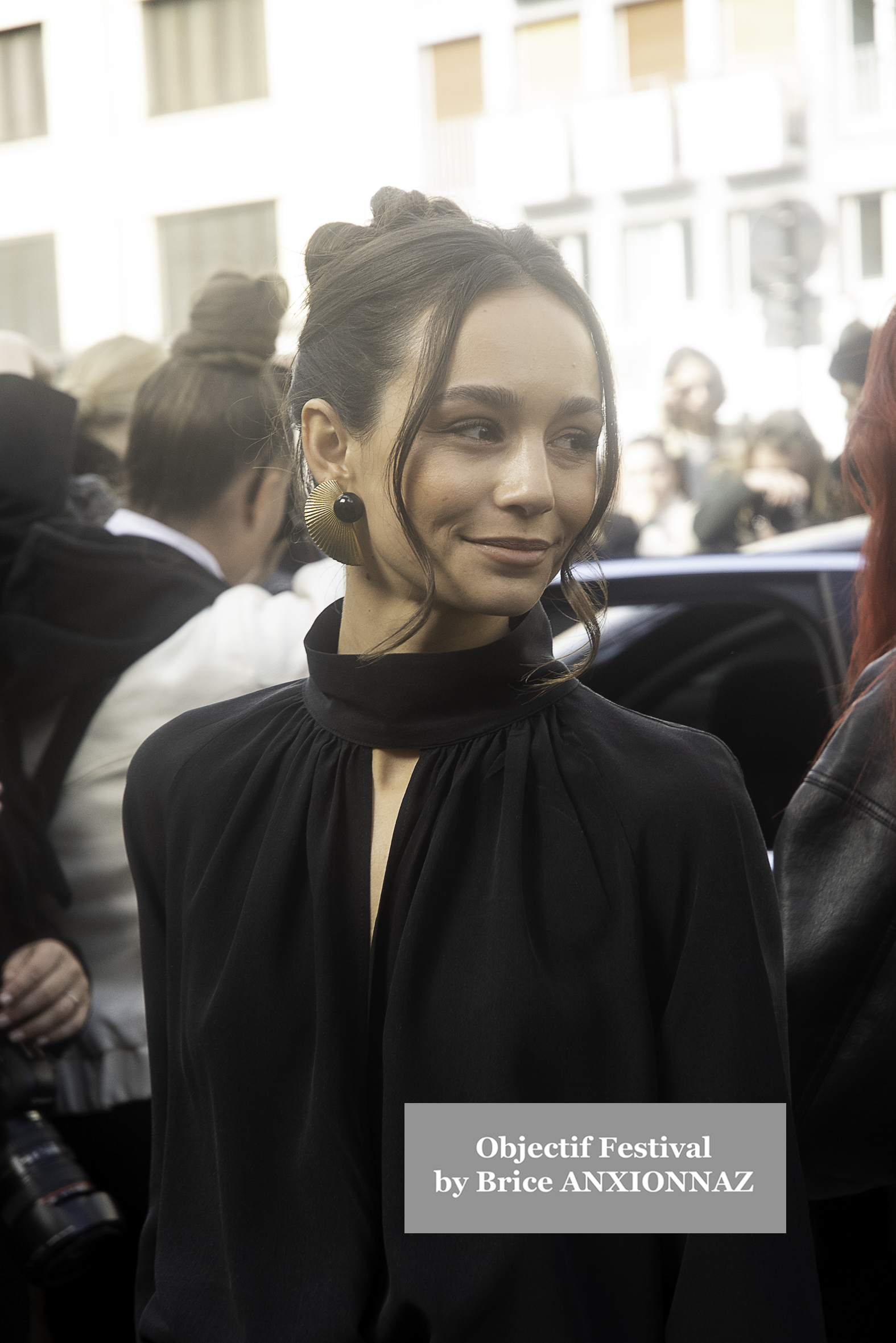 Photo streetstyle de Mary Charteris - Streetstyle photos of guest arrivals at the Nina Ricci show lors du défilé Nina Ricci Spring 2025 à Streetstyle-photos-of-guest-arrivals-at-the-Nina-Ricci-show, Paris Fashion Week le 7 March 2025 par Brice ANXIONNAZ (Objectif Festival)
